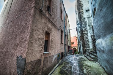 Castelsardo eski şehrin dar sokakta