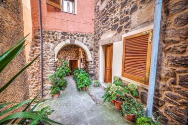 Castelsardo pitoresk sokakta