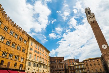Piazza del Campo Siena bir bulutlu gökyüzü altında