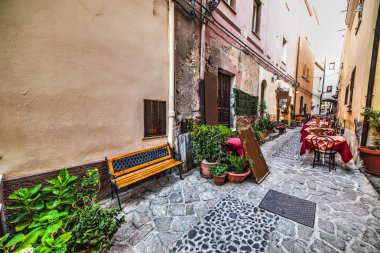 Castelsardo eski kasabadaki rustik tablolar