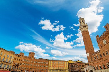 Piazza del Campo Siena üzerinde mavi gökyüzü