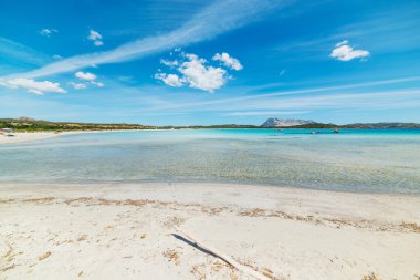 Lu Impostu plaj üzerinde yumuşak bulutlar