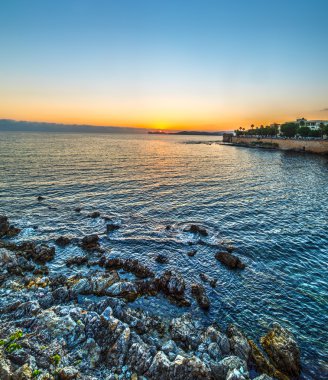 Alghero kıyı açık bir gökyüzü altında