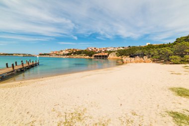 Porto Cervo kıyı üzerinde bulutlu gökyüzü