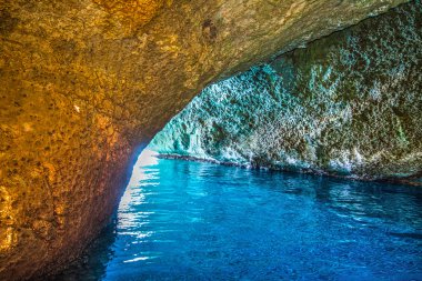 Mağara ve Orosei Körfezi'nde mavi deniz