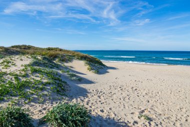 Platamona kıyı bir bulutlu gökyüzü altında