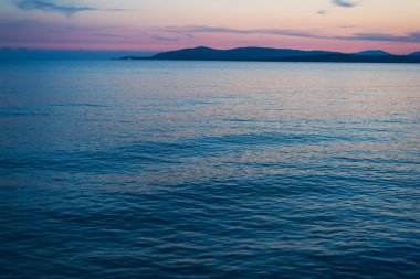Capo Caccia üzerinde pembe gökyüzü günbatımı