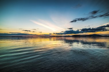 gökyüzü Capo Caccia üzerinde günbatımında temizleyin.