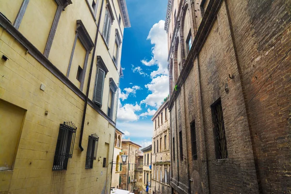 Estrecha calle trasera en Siena —  Fotos de Stock