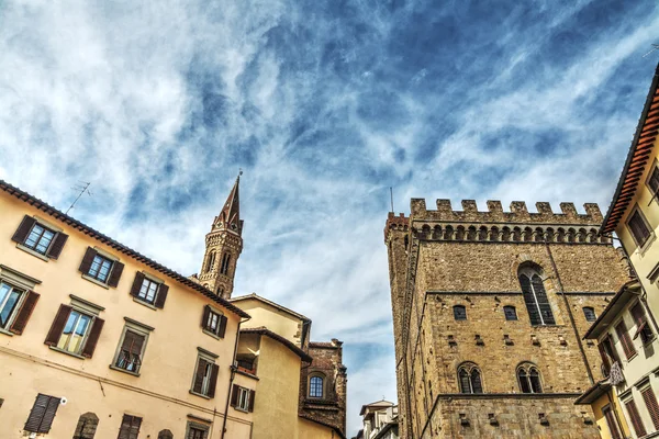 Badia fiorentina Kirchturm und museum del bargello — Stockfoto