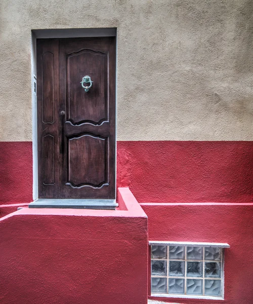 Gula och röda fasad i Sardinien — Stockfoto