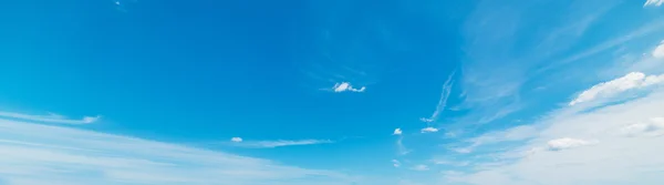 白色和蓝色的天空 — 图库照片