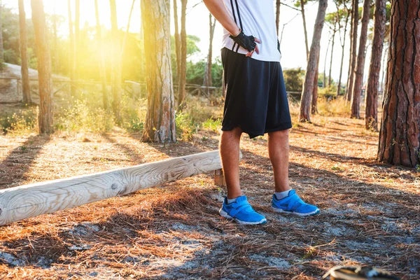 Atleta de pie en un parque —  Fotos de Stock