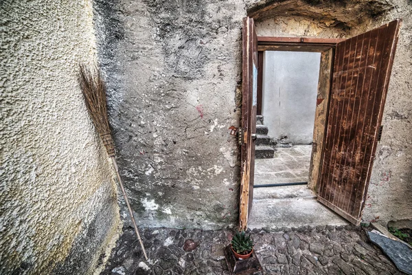 Gammal kvast i en rustik hörnet på Sardinien — Stockfoto