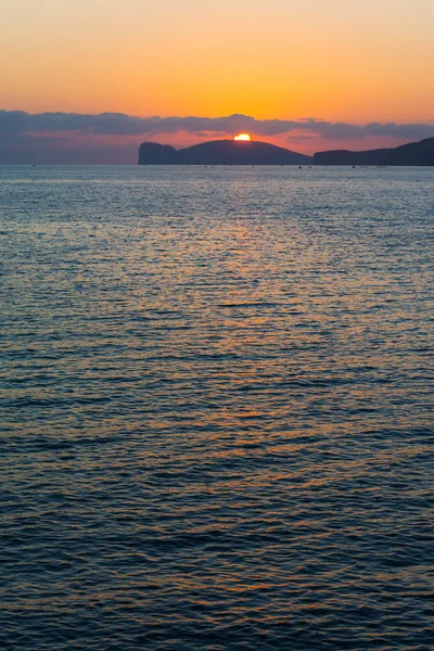 Ljusa solen över Capo Caccia aty sunset — Stockfoto