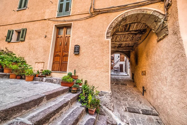 Kleiner Bogen in der Altstadt von Castelsardo — Stockfoto