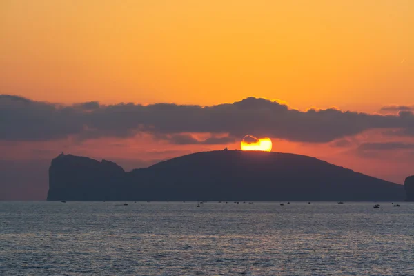 Solen över Capo Caccia vid solnedgången — Stockfoto