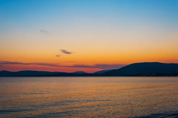 Turuncu ve mavi gökyüzü günbatımı — Stok fotoğraf