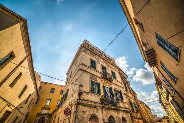 Sassari cidade velha sob um céu azul — Fotografia de Stock