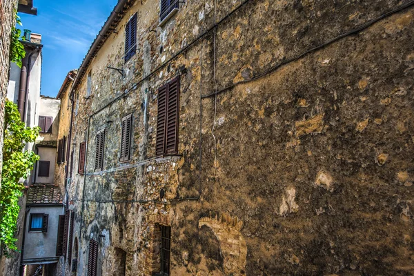 Estrecha calle trasera en Toscana — Foto de Stock