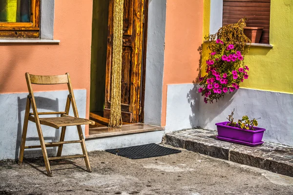 Chaise en bois et pots de fleurs — Photo