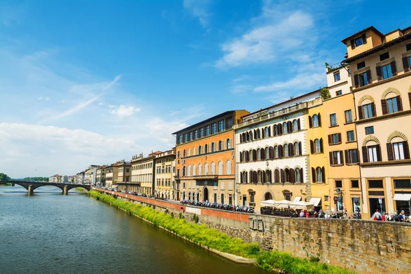 Ponte Vecchio görülen Arno bankalar — Stok fotoğraf