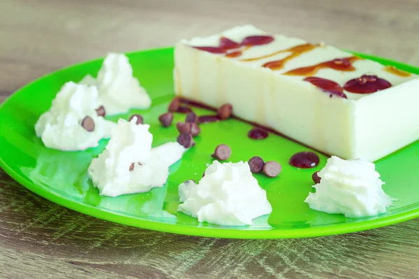 Panna cotta au caramel et crème fouettée — Photo