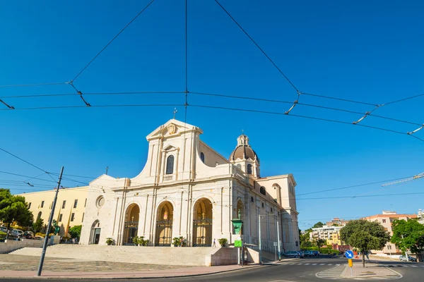 Cattedrale di Bonaria sotto un cielo blu — Foto Stock