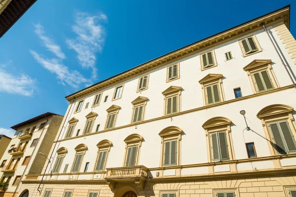 White building under a blue sky in Florence — Stock Photo, Image