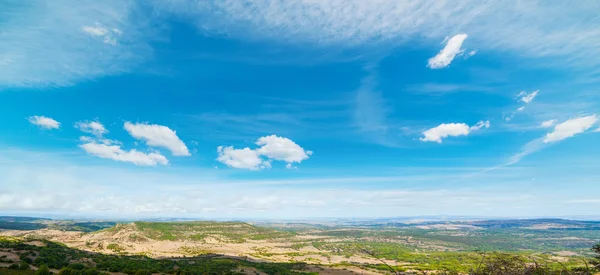 Céu azul sobre uma paisagem da Sardenha — Fotografia de Stock