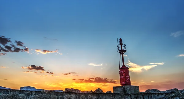 Roter Leuchtturm im Hafen von Alghero — Stockfoto