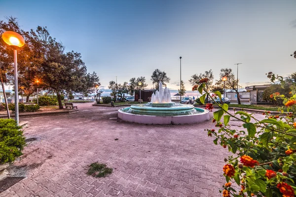 Fontaine au bord de la mer en Sardaigne — Photo