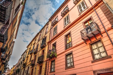 Bulutlar altında Bosa eski şehir