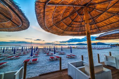 gün batımında saman şemsiye