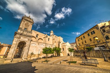 San Nicola bulutlar altında