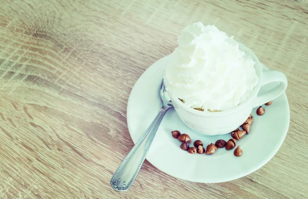 Kopp kaffe med vispgrädde — Stockfoto