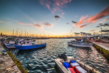 Alghero Harbor alacakaranlıkta tekneler