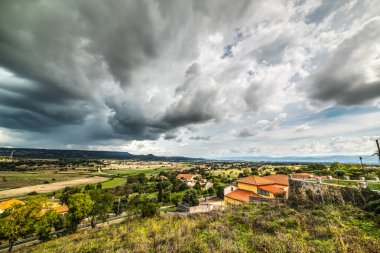Sardunyalı kırsal üzerinde gri bulutlar