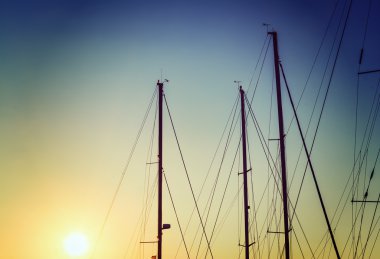 tekne direkleri açık bir gökyüzü altında 