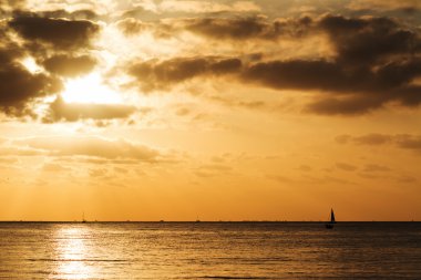 Alghero, bulutlar altında tekne 