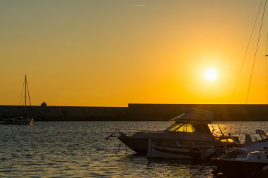 Alghero liman parlayan güneşin altında 
