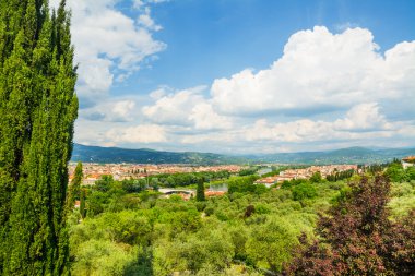 Tuscany üzerinde bulutlu gökyüzü