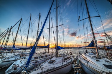 Alghero Harbor beyaz deniz araçları