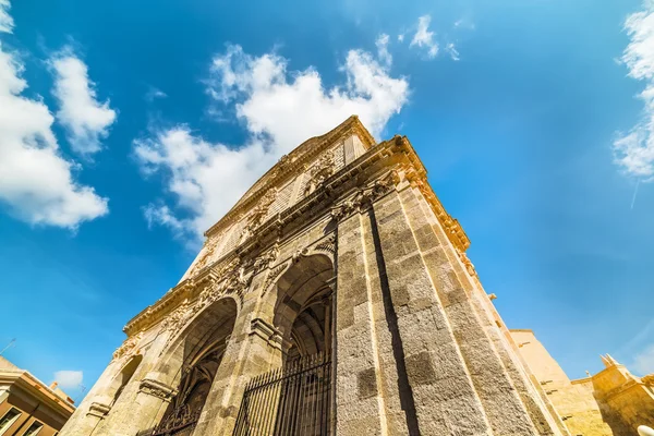 Modrá obloha nad Katedrála San Nicola — Stock fotografie