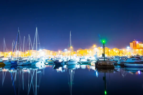 Лодки в гавани Альгеро ночью — стоковое фото