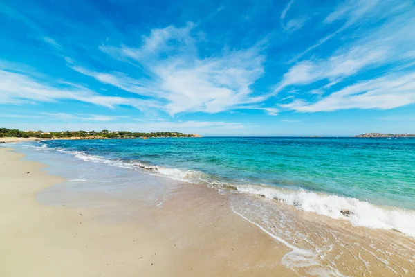 Arena blanca en la playa de Romazzino — Foto de Stock