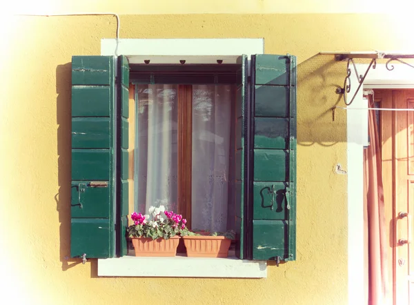 Grüne Fensterläden in einem rustikalen Fenster — Stockfoto