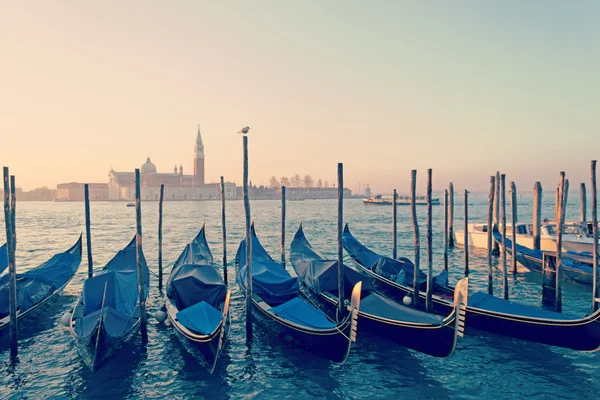 Modré gondole v Benátkách — Stock fotografie