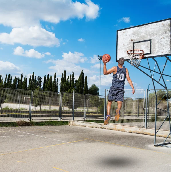 Dunking em um playground de basquete — Fotografia de Stock