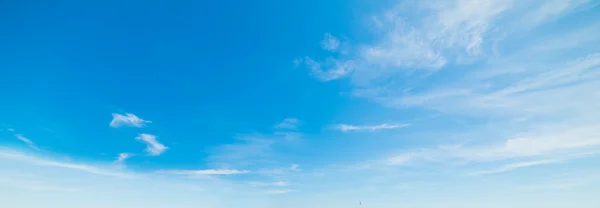 Cielo azul con nubes —  Fotos de Stock